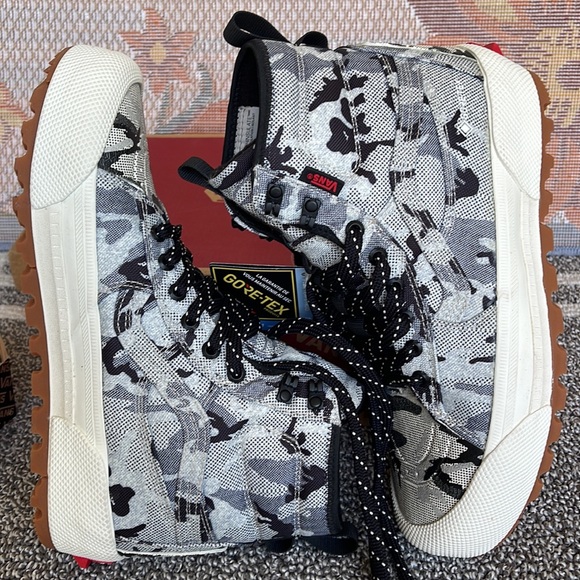 Vans WMNS Sk8-Hi Gore-Tex MTE
Arctic Camo Cloud
VN0A5111COI
Sneakers Boots - Picture 12 of 16